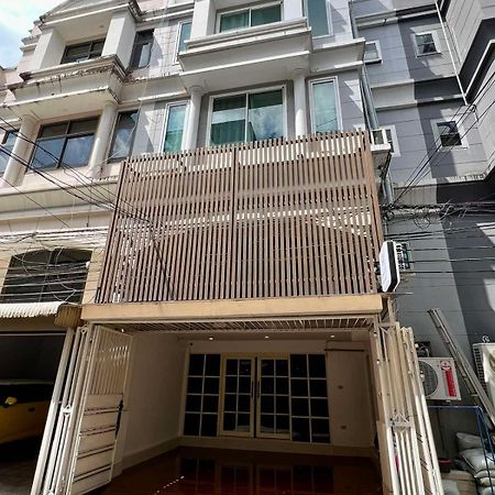 Comfy Crib Hostel 2 กรุงเทพมหานคร ภายนอก รูปภาพ